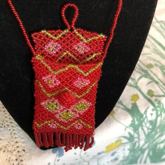 Red seed bead pouch necklace - Picture 3 of 4